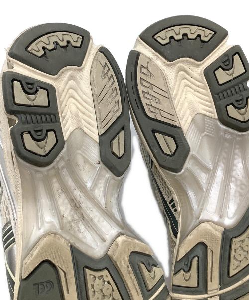 asics（アシックス）asics (アシックス) スニーカー ホワイト×シルバー サイズ:27cmの古着・服飾アイテム