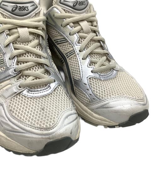 asics（アシックス）asics (アシックス) スニーカー ホワイト×シルバー サイズ:27cmの古着・服飾アイテム
