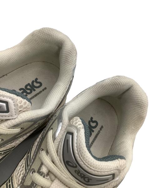 asics（アシックス）asics (アシックス) スニーカー ホワイト×シルバー サイズ:27cmの古着・服飾アイテム