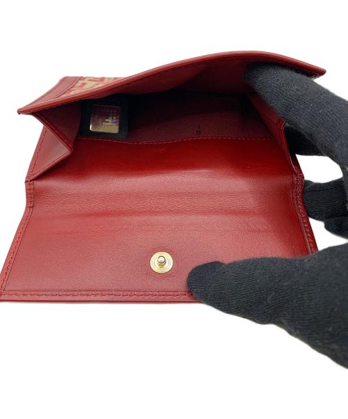 FENDI（フェンディ）FENDI (フェンディ) 2つ折り財布　FENDI　ズッキーノ ベージュ×レッドの古着・服飾アイテム