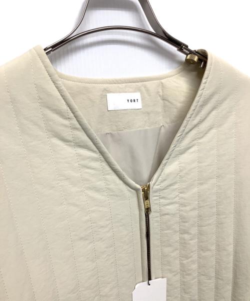 YORT（ヨート）YORT (ヨート) ノーカラーキルティングジャケット アイボリー サイズ:9号 未使用品の古着・服飾アイテム