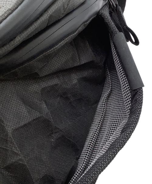 ABLE CARRY（エイブルキャリー）ABLE CARRY (エイブルキャリー) ボディーバッグ グレー×ブラックの古着・服飾アイテム