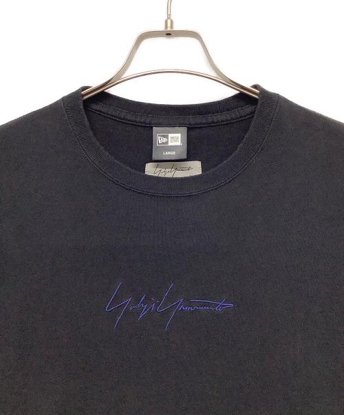 New Era（ニューエラ）New Era (ニューエラ) YOHJI YAMAMOTO (ヨウジヤマモト) 半袖カットソー ブラック×ブルー サイズ:Lの古着・服飾アイテム