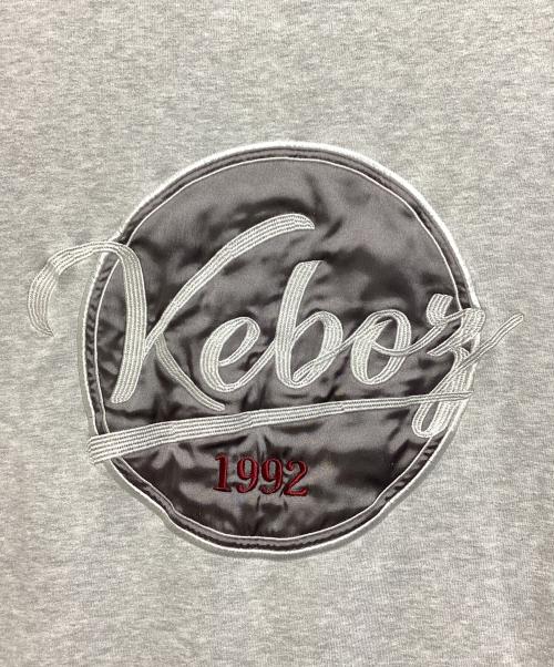 KEBOZ（ケボズ）KEBOZ (ケボズ) BB LOGO SWEAT CREWNECK / バックロゴ刺繍クルーネックスウェット グレー サイズ:Ｌの古着・服飾アイテム