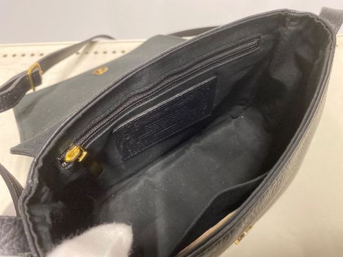 HUNTING WORLD（ハンティングワールド）HUNTING WORLD (ハンティングワールド) TAIMA レザーショルダーバッグ ブラックの古着・服飾アイテム