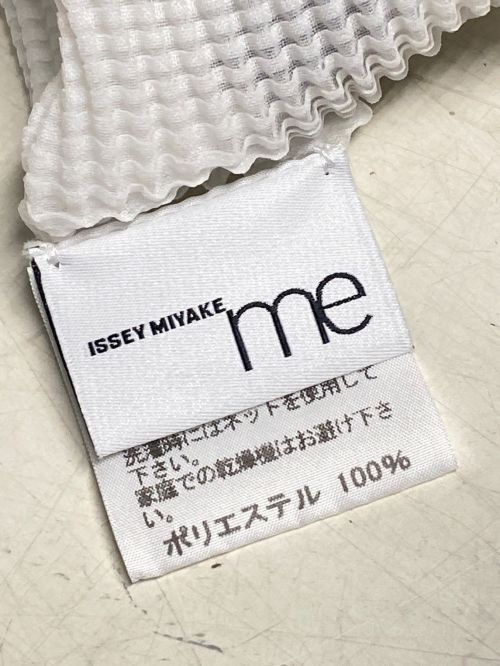 ISSEY MIYAKE me（イッセイ ミヤケ ミー）ISSEY MIYAKE me (イッセイ ミヤケ ミー) ドット柄プリーツカットソー ホワイト×ブラック サイズ:Fの古着・服飾アイテム