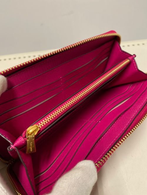 Kate Spade（ケイトスペード）Kate Spade (ケイトスペード) モーガン ボウ エンベリッシュ ショッキングピンクの古着・服飾アイテム