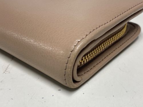 PRADA（プラダ）PRADA (プラダ) サフィアーノレザーウォレット / 2つ折り財布 ベージュの古着・服飾アイテム