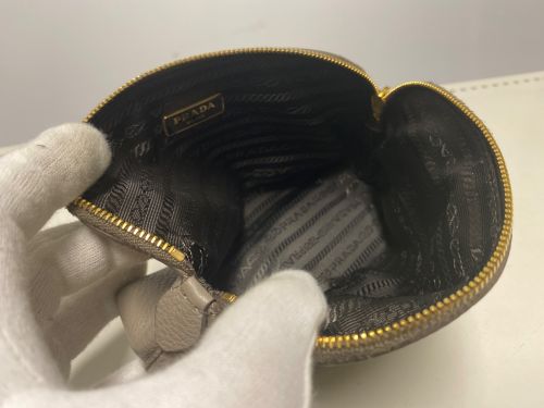 PRADA（プラダ）PRADA (プラダ) レザーコスメポーチ ベージュの古着・服飾アイテム