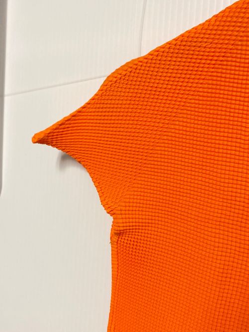 ISSEY MIYAKE（イッセイミヤケ）ISSEY MIYAKE (イッセイミヤケ) ボトルネック半袖カットソー オレンジ サイズ:3の古着・服飾アイテム