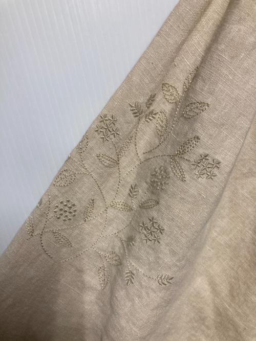 TSUHARU by samansa Mos2（ツハル バイ サマンサモスモス）TSUHARU by samansa Mos2 (ツハル バイ サマンサモスモス) リネン袖刺繍ワンピース キナリ サイズ:M 未使用品の古着・服飾アイテム