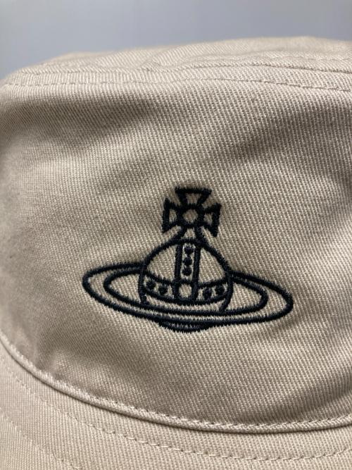 Vivienne Westwood（ヴィヴィアンウエストウッド）Vivienne Westwood (ヴィヴィアンウエストウッド) オーブ刺繍バケットハット ベージュ サイズ:SMの古着・服飾アイテム