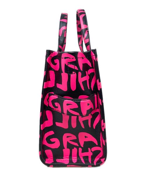 MARC JACOBS（マークジェイコブズ）MARC JACOBS (マークジェイコブス) STEPHEN SPROUSE (スティーブン・スプルース) グラフィティプリントコレクション ザ トートバッグ ブラック×ピンクの古着・服飾アイテム