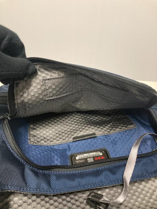 TUMI（トゥミ）TUMI (トゥミ) ALPHA BRAVO TRAVIS CROSSBODY / ナイロンショルダーバッグ ネイビー×ブラックの古着・服飾アイテム