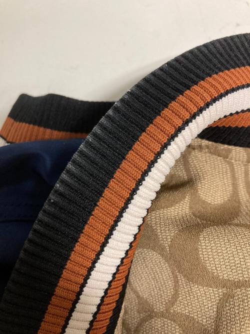 COACH（コーチ）COACH (コーチ) リバーシブルフローラルプリントシグネチャースーベニアジャケット / スカジャン ネイビー サイズ:Lの古着・服飾アイテム