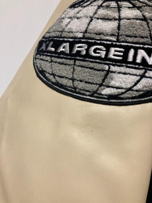 X-LARGE（エクストララージ）X-LARGE (エクストララージ) 22FW OG LOGO VARSITY JACKET / スタジャン ブラック×ベージュ サイズ:XLの古着・服飾アイテム