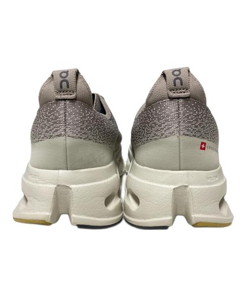 on（オン）on (オン) Cloudsurfer Max / ランニングシューズ グレー サイズ:USM10の古着・服飾アイテム