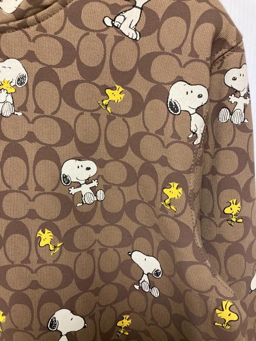 COACH（コーチ）COACH (コーチ) PEANUTS (ピーナッツ) シグネチャースヌーピーフーディー / プルオーバーパーカー ブラウン サイズ:Mの古着・服飾アイテム