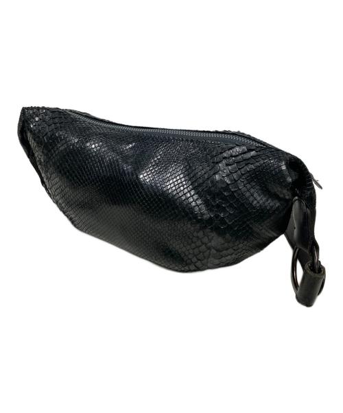 ISAMU KATAYAMA BACKLASH（イサムカタヤマ・バックラッシュ）ISAMU KATAYAMA BACKLASH (イサムカタヤマ・バックラッシュ) パイソンバナナバッグ / レザーショルダーバッグ ブラックの古着・服飾アイテム