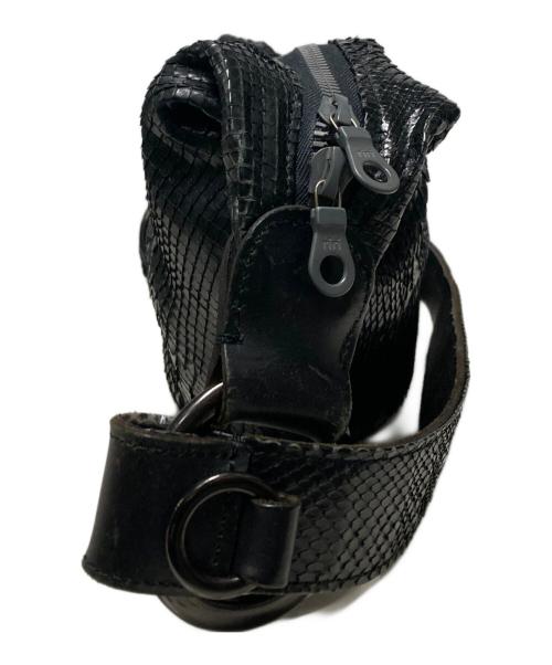 ISAMU KATAYAMA BACKLASH（イサムカタヤマ・バックラッシュ）ISAMU KATAYAMA BACKLASH (イサムカタヤマ・バックラッシュ) パイソンバナナバッグ / レザーショルダーバッグ ブラックの古着・服飾アイテム