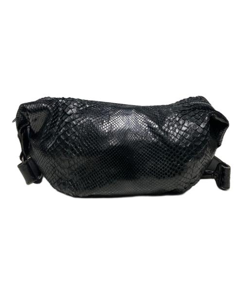 ISAMU KATAYAMA BACKLASH（イサムカタヤマ・バックラッシュ）ISAMU KATAYAMA BACKLASH (イサムカタヤマ・バックラッシュ) パイソンバナナバッグ / レザーショルダーバッグ ブラックの古着・服飾アイテム