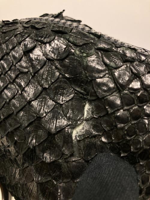 ISAMU KATAYAMA BACKLASH（イサムカタヤマ・バックラッシュ）ISAMU KATAYAMA BACKLASH (イサムカタヤマ・バックラッシュ) パイソンバナナバッグ / レザーショルダーバッグ ブラックの古着・服飾アイテム