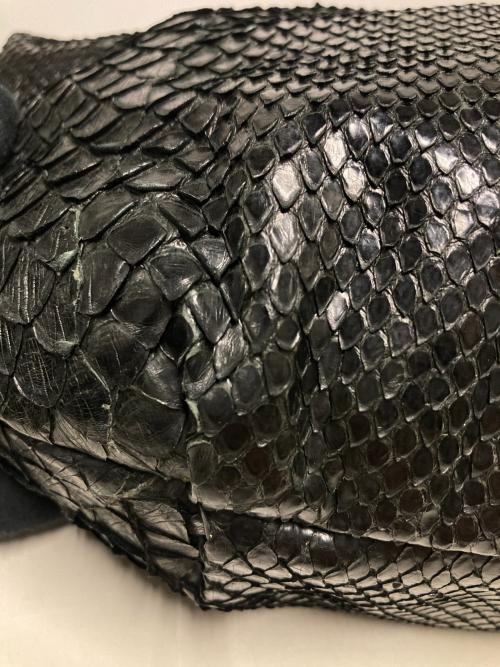 ISAMU KATAYAMA BACKLASH（イサムカタヤマ・バックラッシュ）ISAMU KATAYAMA BACKLASH (イサムカタヤマ・バックラッシュ) パイソンバナナバッグ / レザーショルダーバッグ ブラックの古着・服飾アイテム