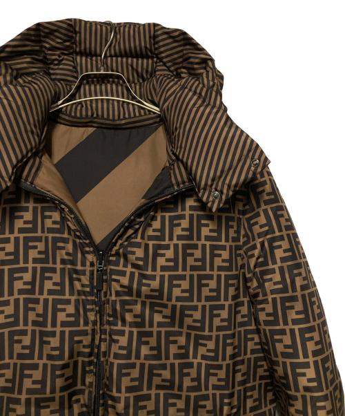 FENDI（フェンディ）FENDI (フェンディ) ズッカ柄リバーシブルダウンジャケット ブラウン×ブラック サイズ:44の古着・服飾アイテム