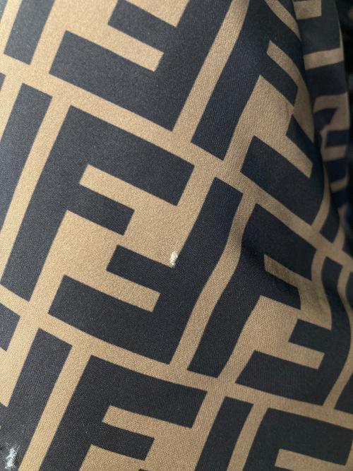 FENDI（フェンディ）FENDI (フェンディ) ズッカ柄リバーシブルダウンジャケット ブラウン×ブラック サイズ:44の古着・服飾アイテム