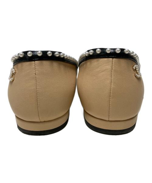 CHANEL（シャネル）CHANEL (シャネル) パールフラットシューズ ベージュ×ブラック サイズ:35Cの古着・服飾アイテム