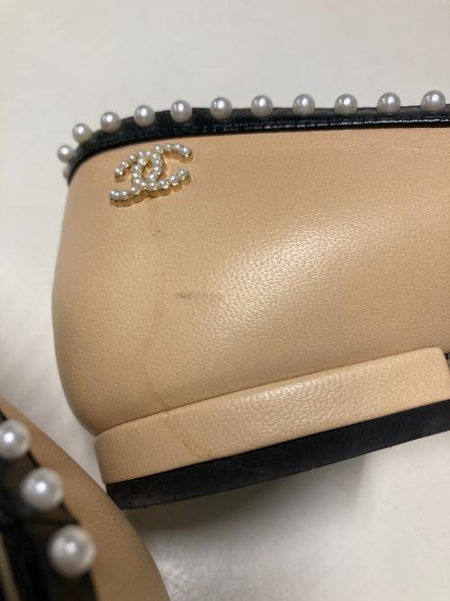 CHANEL（シャネル）CHANEL (シャネル) パールフラットシューズ ベージュ×ブラック サイズ:35Cの古着・服飾アイテム