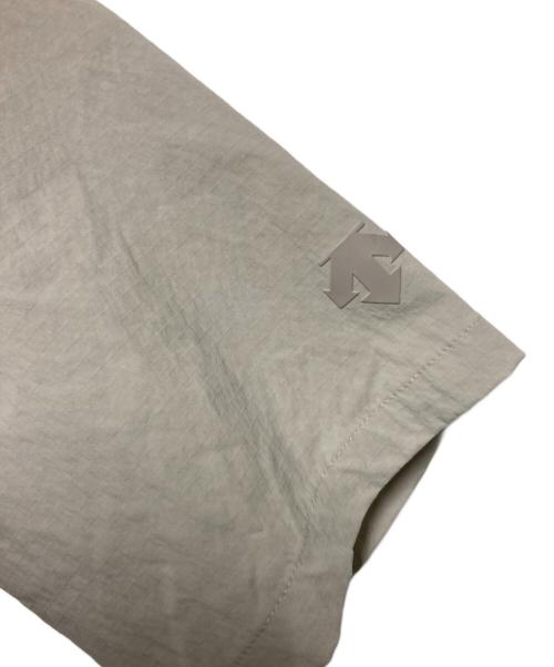 DESCENTE ALLTERRAIN（デザイント オルテライン）DESCENTE ALLTERRAIN (デザイント オルテライン) ALLTERRAIN81 OVER H/S SHIRT グレー サイズ:S 未使用品の古着・服飾アイテム