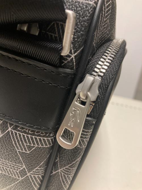 LACOSTE（ラコステ）LACOSTE (ラコステ) ザ ブレンド モノグラムコンビレポーターバッグ ブラックの古着・服飾アイテム