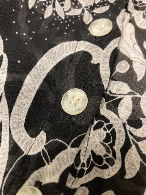 LEONARD（レオナール）LEONARD (レオナール) 総柄シルクシアーシャツ ホワイト×ブラック サイズ:9Rの古着・服飾アイテム