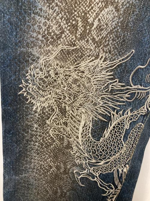 絡繰魂（カラクリタマシイ）絡繰魂 (カラクリタマシイ) 龍刺繍デニムパンツ インディゴ サイズ:32の古着・服飾アイテム
