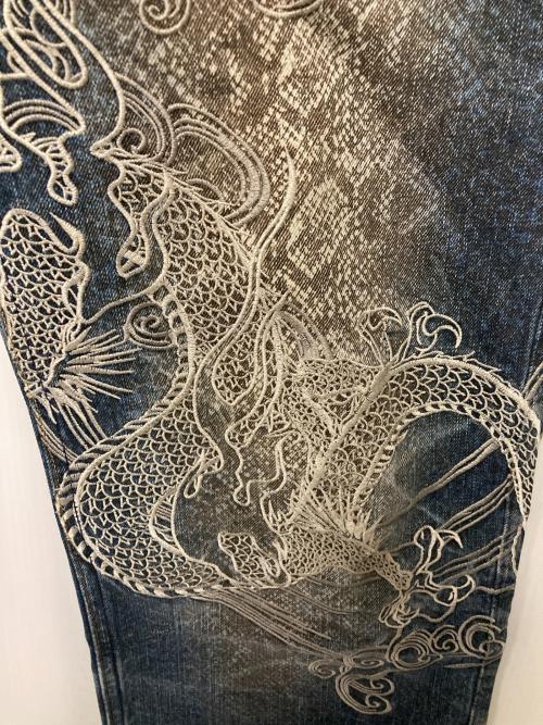絡繰魂（カラクリタマシイ）絡繰魂 (カラクリタマシイ) 龍刺繍デニムパンツ インディゴ サイズ:32の古着・服飾アイテム