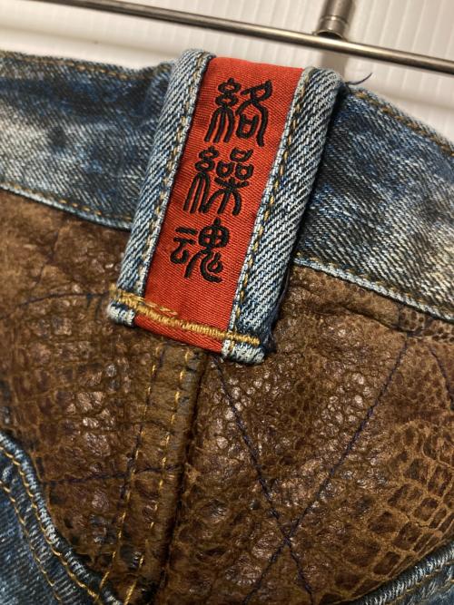 絡繰魂（カラクリタマシイ）絡繰魂 (カラクリタマシイ) 龍刺繍デニムパンツ インディゴ サイズ:32の古着・服飾アイテム