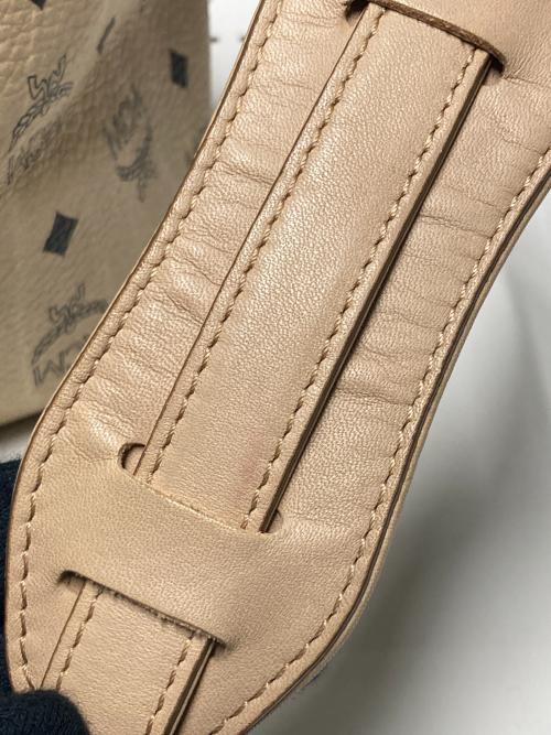 MCM（エムシーエム）MCM (エムシーエム) 巾着レザーショルダーバッグ ベージュの古着・服飾アイテム