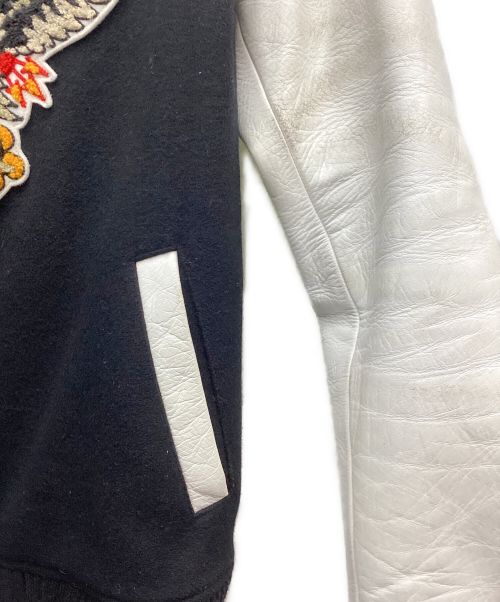 fecetasm（ファゼッタズム）fecetasm (ファゼッタズム) スタジャン ホワイト×ブラック サイズ:Mの古着・服飾アイテム