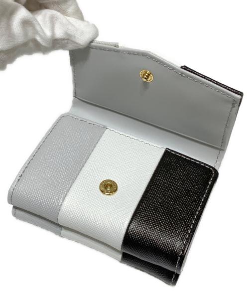 Samantha Thavasa PETIT CHOICE（サマンサタバサプチチョイス）Samantha Thavasa PETIT CHOICE (サマンサタバサプチチョイス) センターモチーフトリコロールカラー折財布 ブラック×ホワイトの古着・服飾アイテム