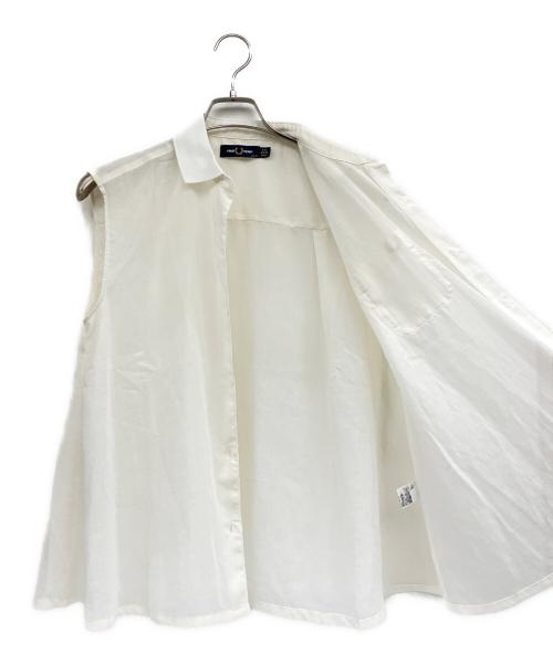 FRED PERRY（フレッドペリー）FRED PERRY (フレッドペリー) ノースリーブブラウス ベージュ サイズ:UK10の古着・服飾アイテム