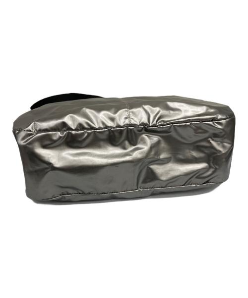 jack gomme（ジャックゴム）jack gomme (ジャックゴム) ポーチ付きトートバッグ シルバー色の古着・服飾アイテム