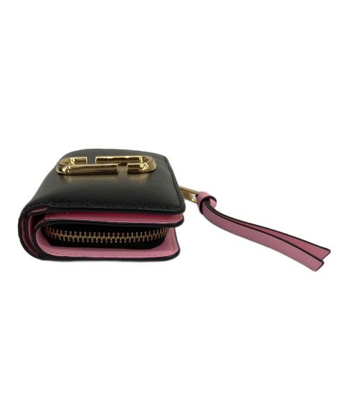 MARC JACOBS（マークジェイコブス）MARC JACOBS (マークジェイコブス) 2つ折り財布 ブラック×ピンク×ゴールドの古着・服飾アイテム