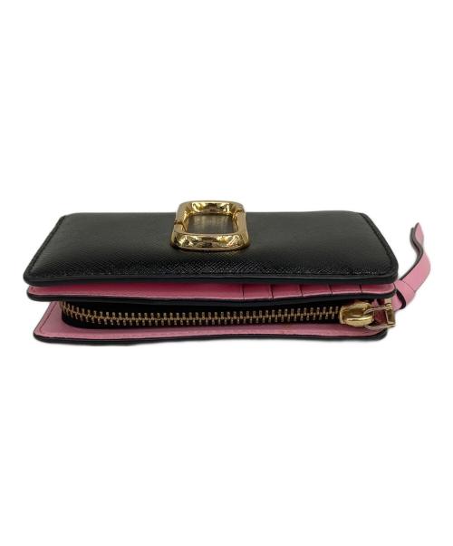 MARC JACOBS（マークジェイコブス）MARC JACOBS (マークジェイコブス) 2つ折り財布 ブラック×ピンク×ゴールドの古着・服飾アイテム
