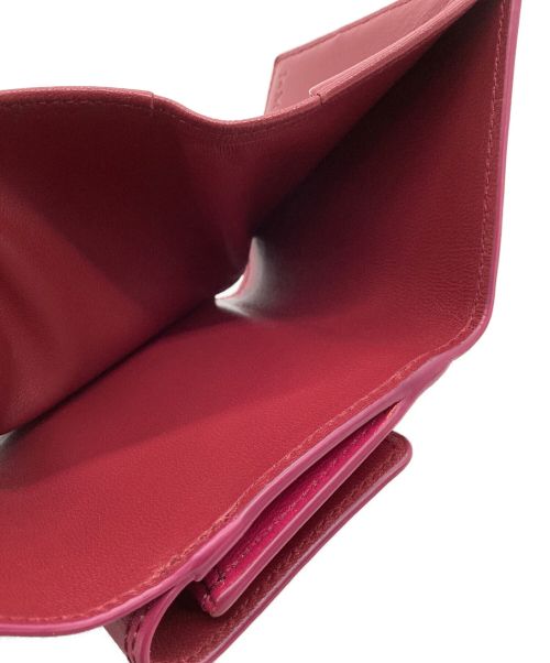 J&M DAVIDSON（ジェイ＆エム デヴィッドソン）J&M DAVIDSON (ジェイ＆エム デヴィッドソン) コンパクト3つ折り財布 ワインレッドの古着・服飾アイテム