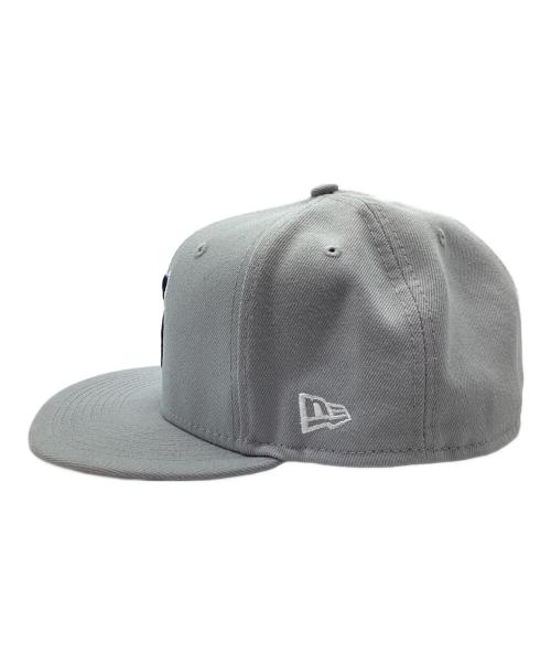 New Era（ニューエラ）New Era (ニューエラ) SUPREME (シュプリーム) キャップ グレー サイズ:60.6の古着・服飾アイテム