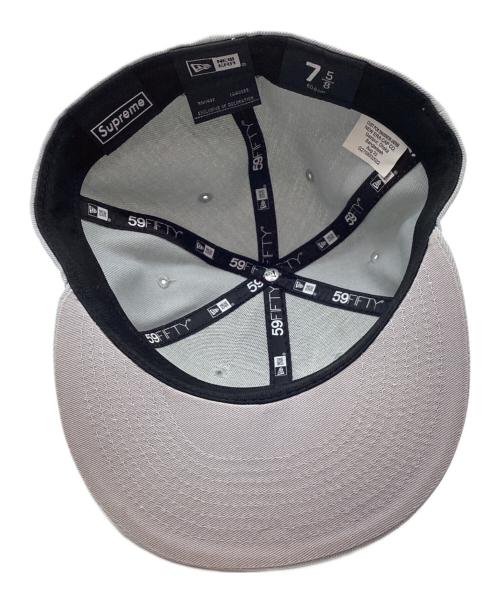 New Era（ニューエラ）New Era (ニューエラ) SUPREME (シュプリーム) キャップ グレー サイズ:60.6の古着・服飾アイテム
