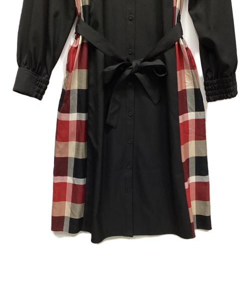 BLUE LABEL CRESTBRIDGE（ブルーレーベルクレストブリッジ）BLUE LABEL CRESTBRIDGE (ブルーレーベルクレストブリッジ) ソフトクリアツイルドレス ブラック×レッド サイズ:38の古着・服飾アイテム