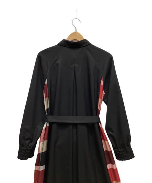 BLUE LABEL CRESTBRIDGE（ブルーレーベルクレストブリッジ）BLUE LABEL CRESTBRIDGE (ブルーレーベルクレストブリッジ) ソフトクリアツイルドレス ブラック×レッド サイズ:38の古着・服飾アイテム