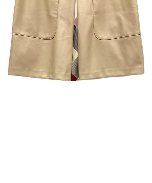 BLUE LABEL CRESTBRIDGE（ブルーレーベルクレストブリッジ）BLUE LABEL CRESTBRIDGE (ブルーレーベルクレストブリッジ) フェイクレザースカート ベージュ サイズ:38 未使用品の古着・服飾アイテム